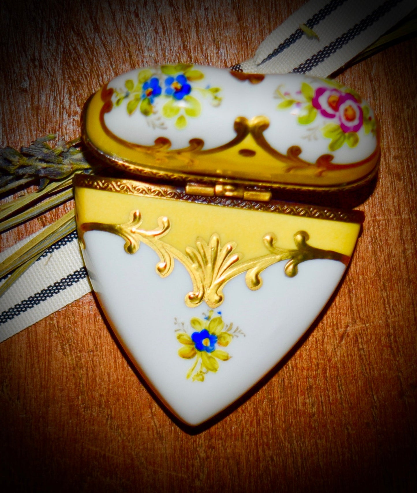 Vintage Heart Limoges Box in Yellow and Gold.       Sku: L297