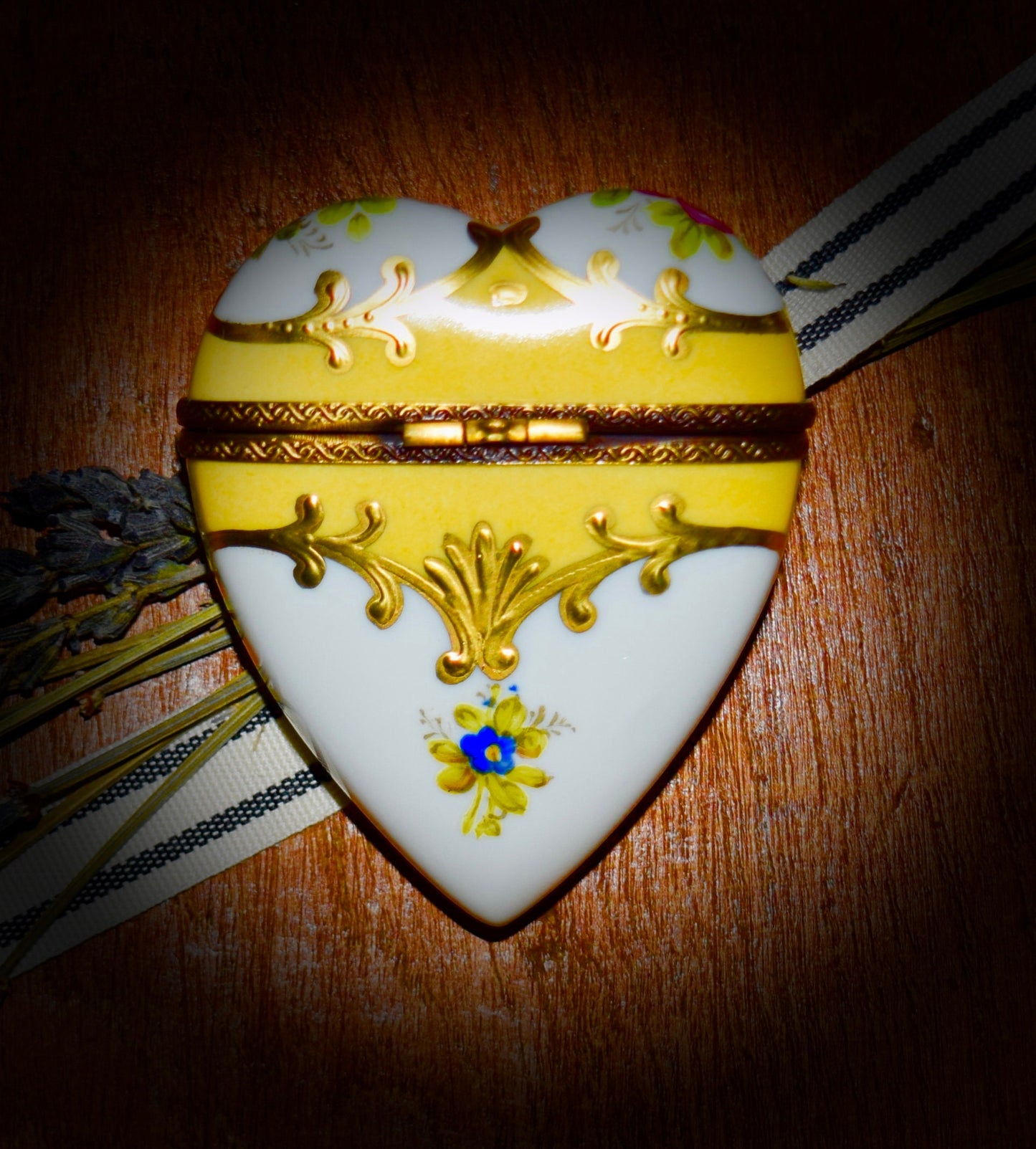 Vintage Heart Limoges Box in Yellow and Gold.       Sku: L297