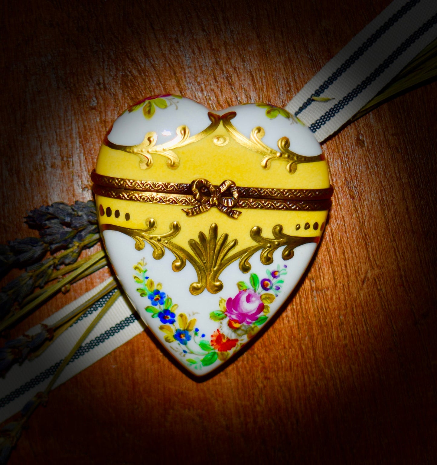 Vintage Heart Limoges Box in Yellow and Gold.       Sku: L297