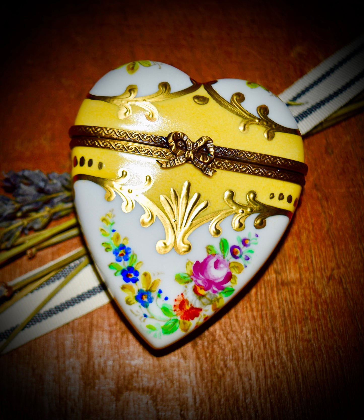 Vintage Heart Limoges Box in Yellow and Gold.       Sku: L297