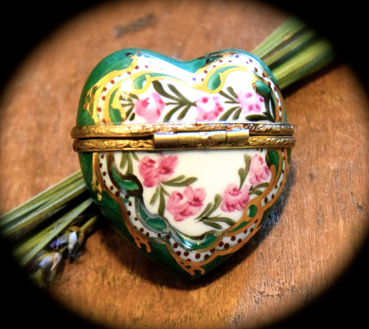 Vintage Limoges Heart Box with Cherub Clasp      Sku: L293