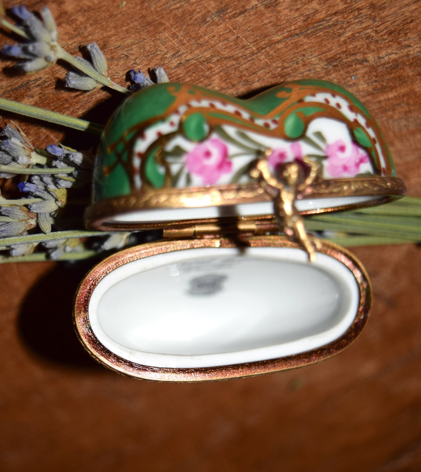 Vintage Limoges Heart Box with Cherub Clasp      Sku: L293