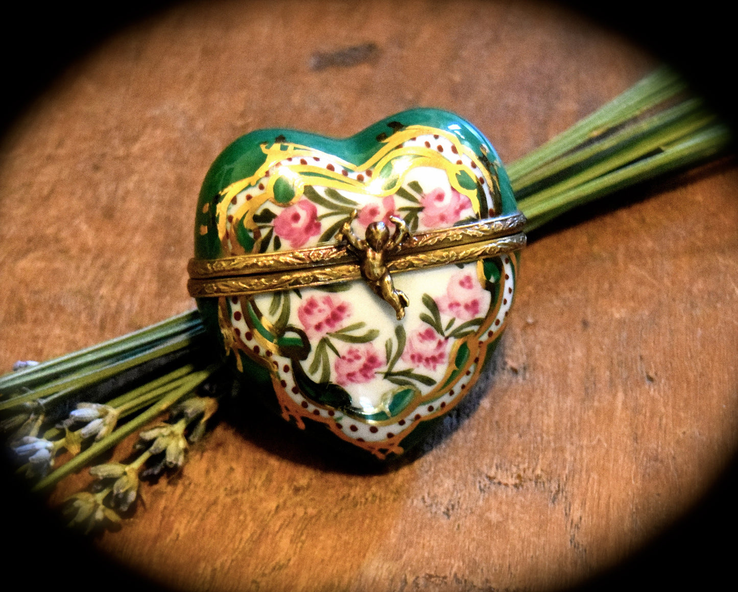 Vintage Limoges Heart Box with Cherub Clasp      Sku: L293