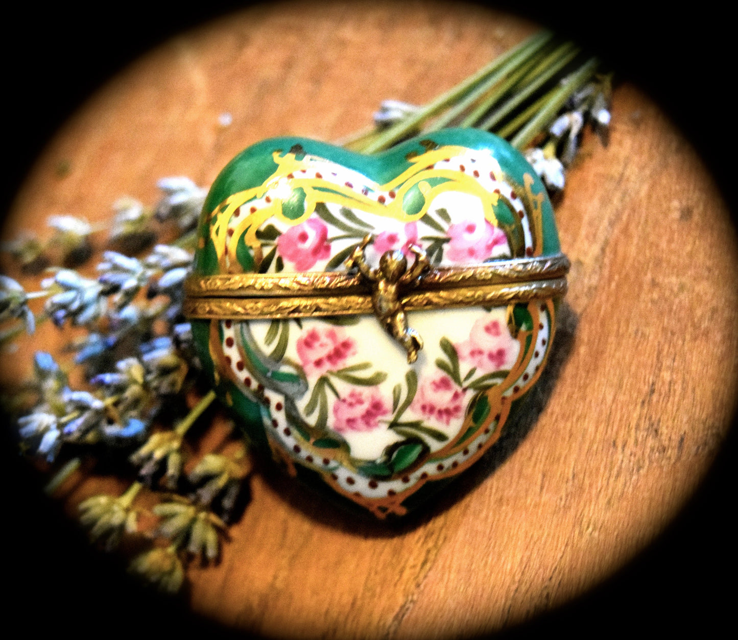 Vintage Limoges Heart Box with Cherub Clasp      Sku: L293