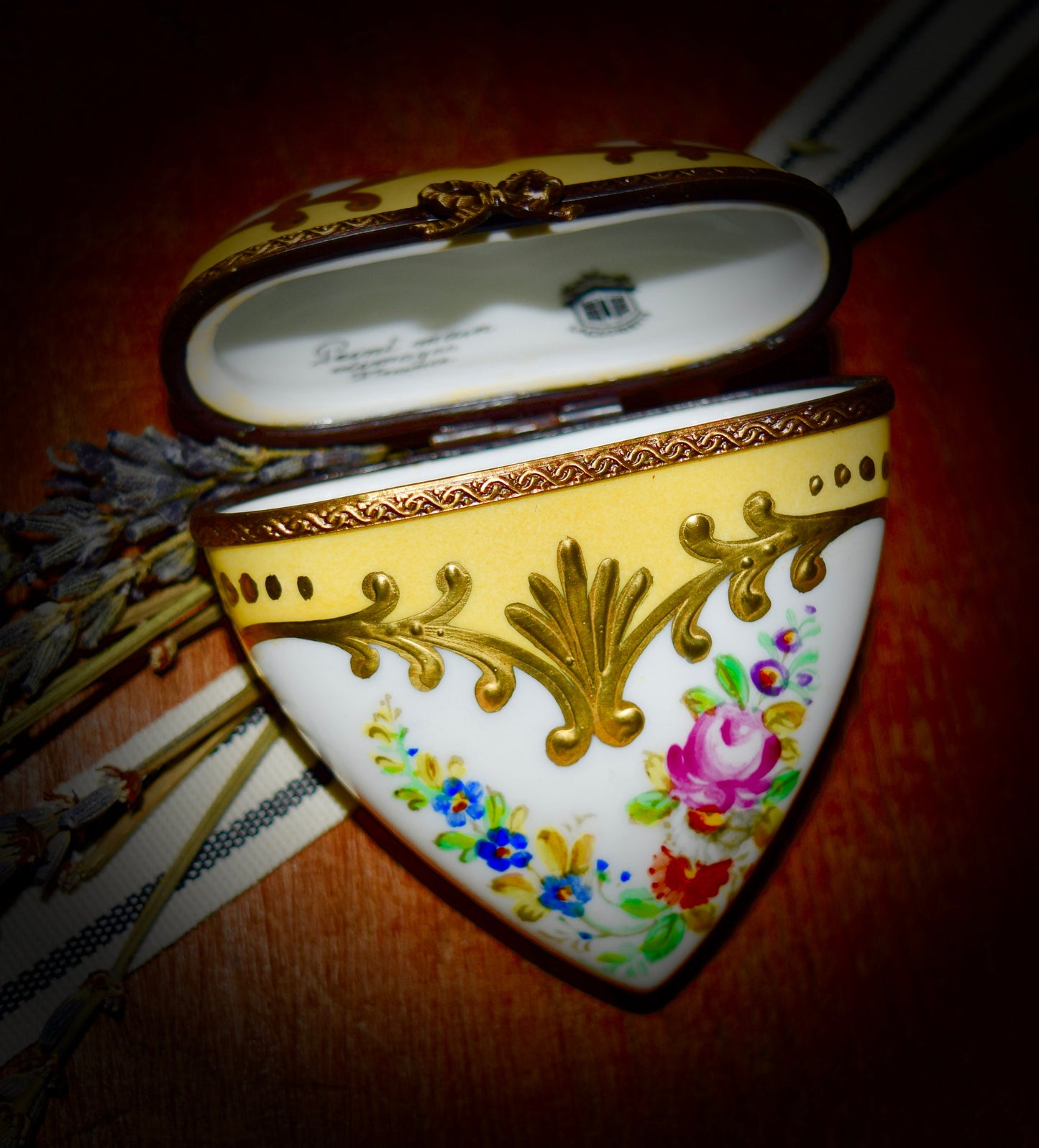 Vintage Heart Limoges Box in Yellow and Gold.       Sku: L297