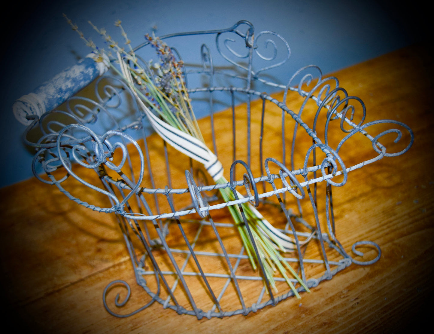 Vintage Heart Shaped Wire Basket with Handle                        Sku: C433