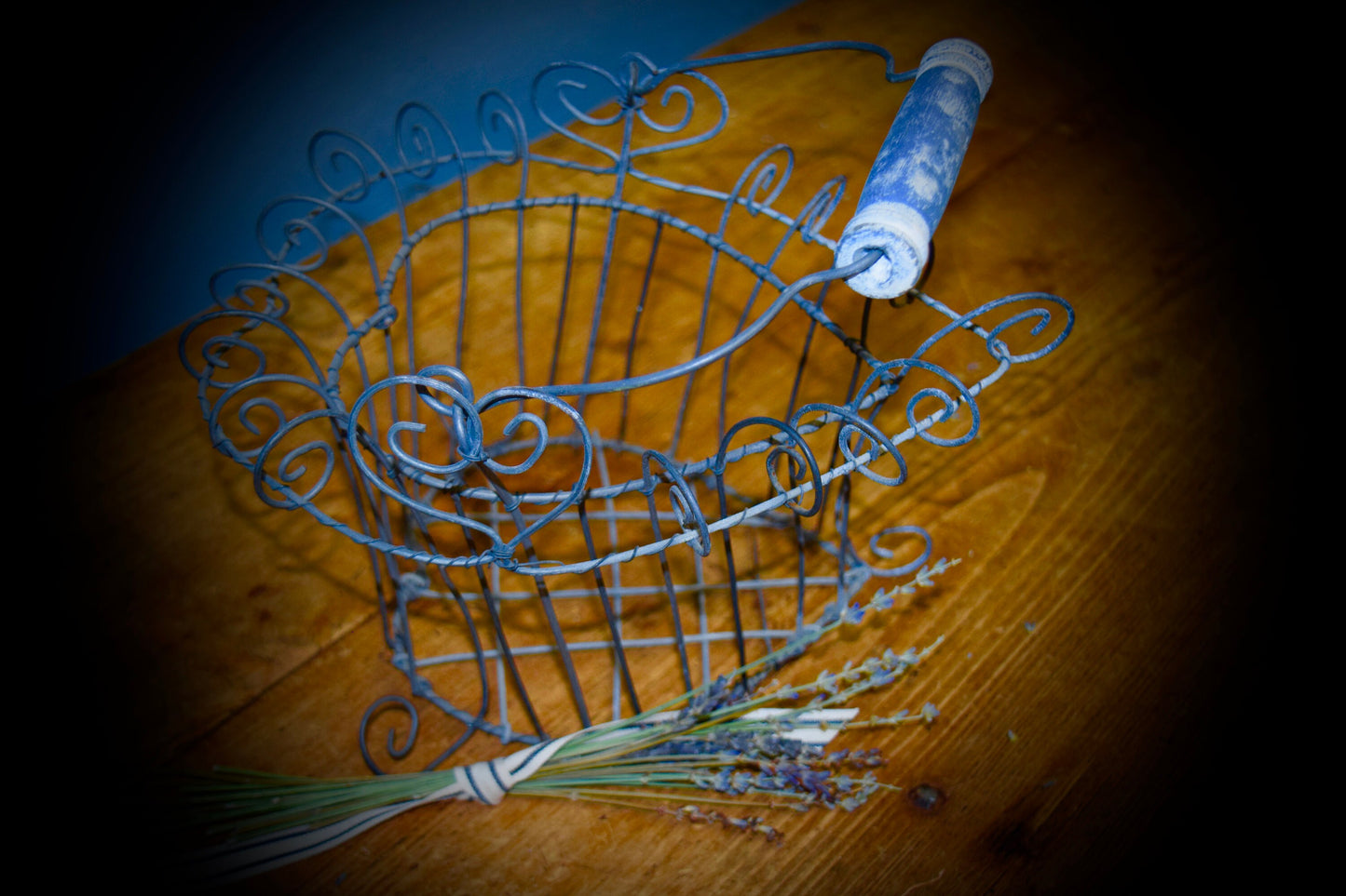 Vintage Heart Shaped Wire Basket with Handle                        Sku: C433