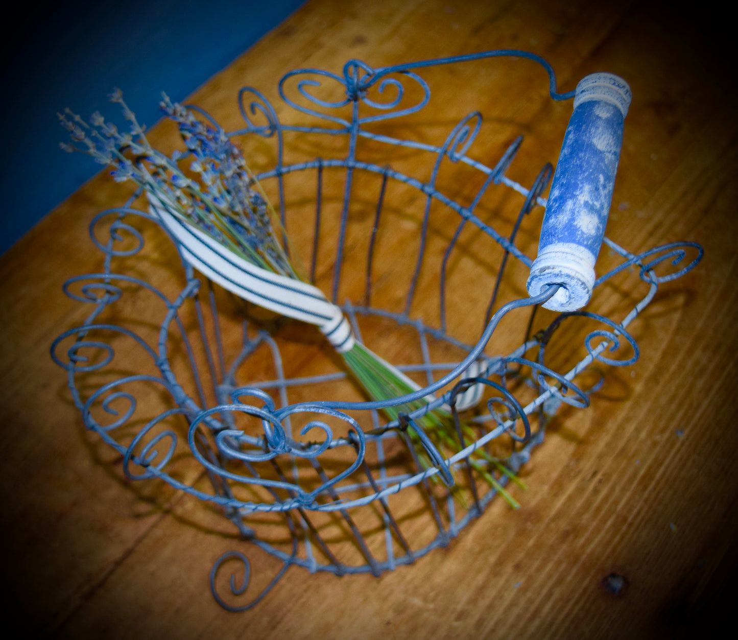 Vintage Heart Shaped Wire Basket with Handle                        Sku: C433