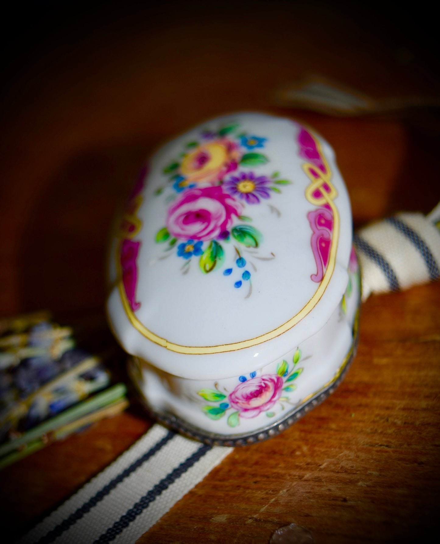 Vintage French Porcelain Keepsake Box             Ski: C439