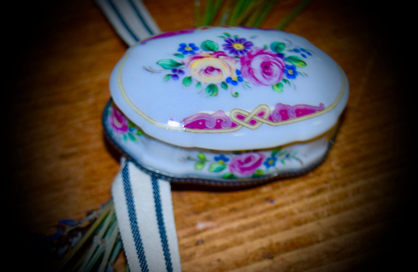 Vintage French Porcelain Keepsake Box             Ski: C439