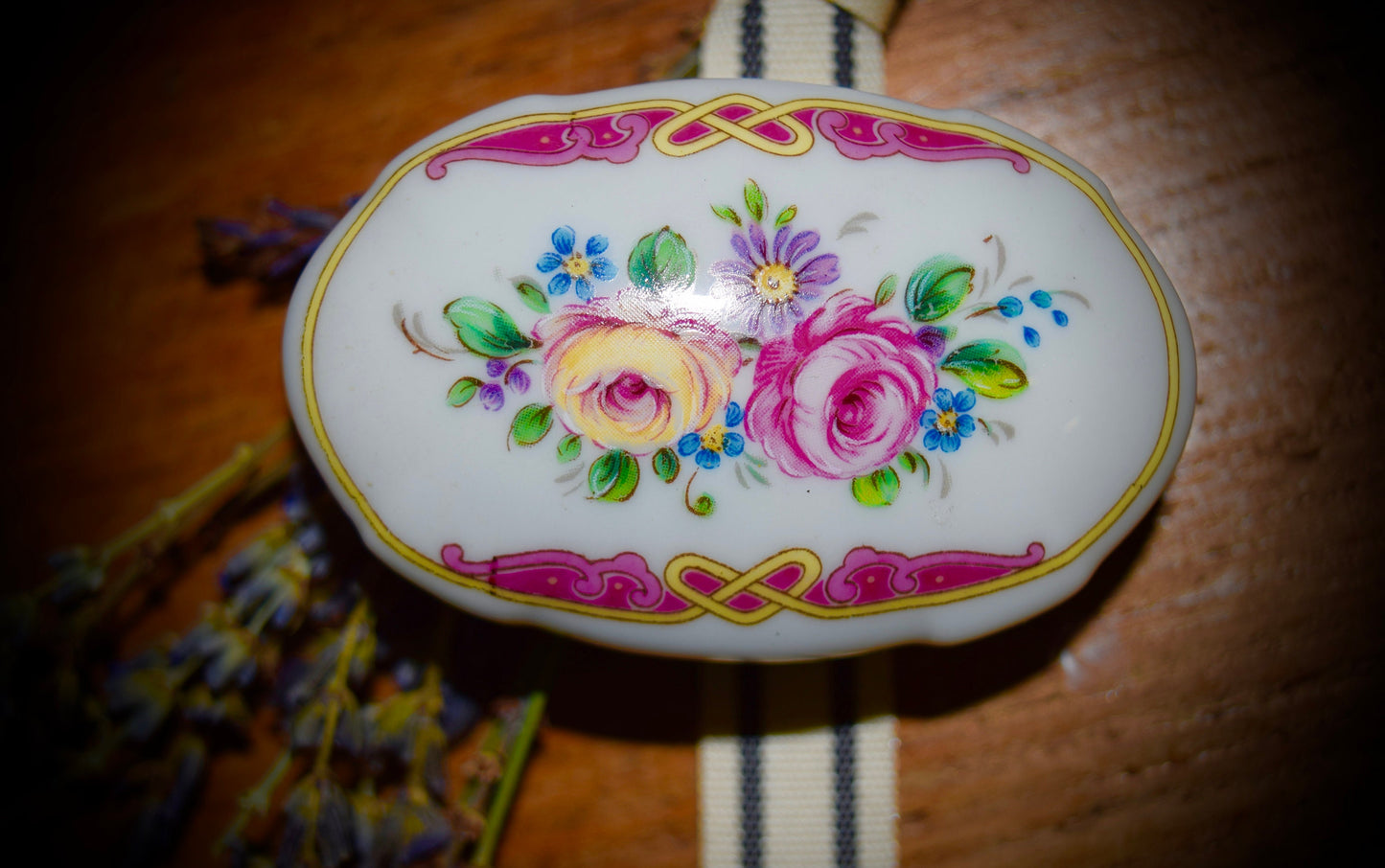 Vintage French Porcelain Keepsake Box             Ski: C439