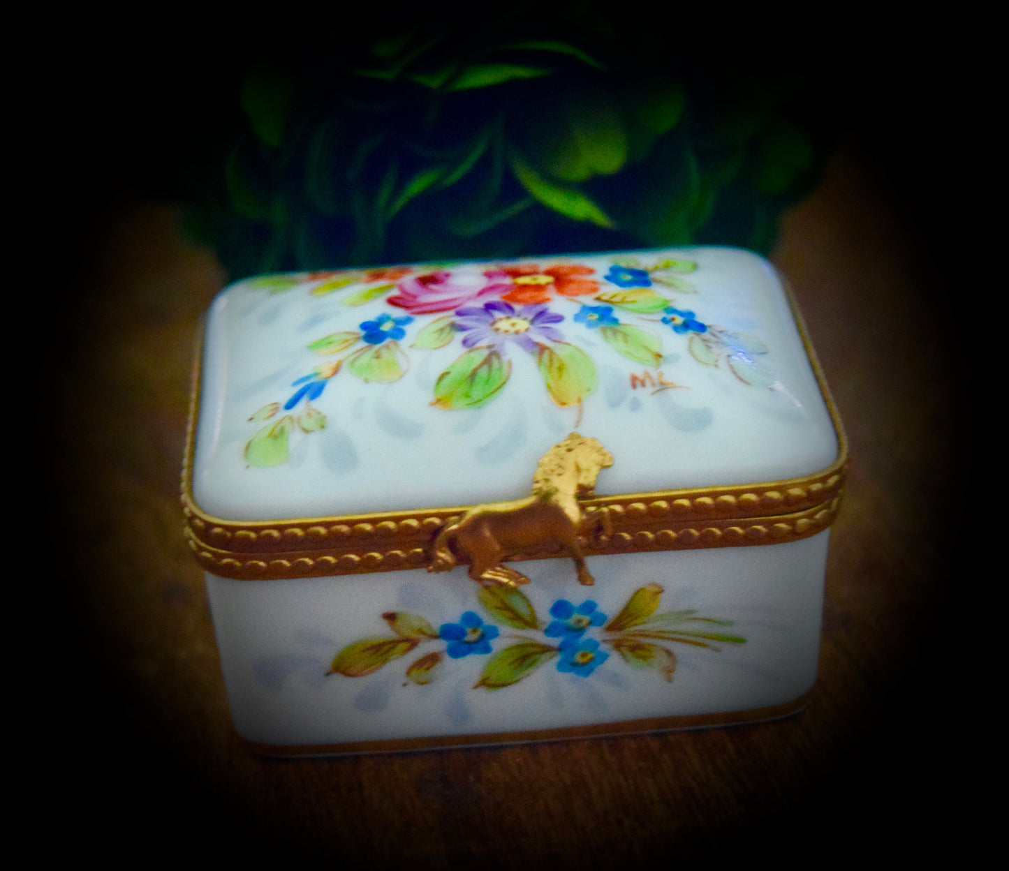 Vintage French Limoges Box with Flowers and a Horse Clasp               Sku: L316