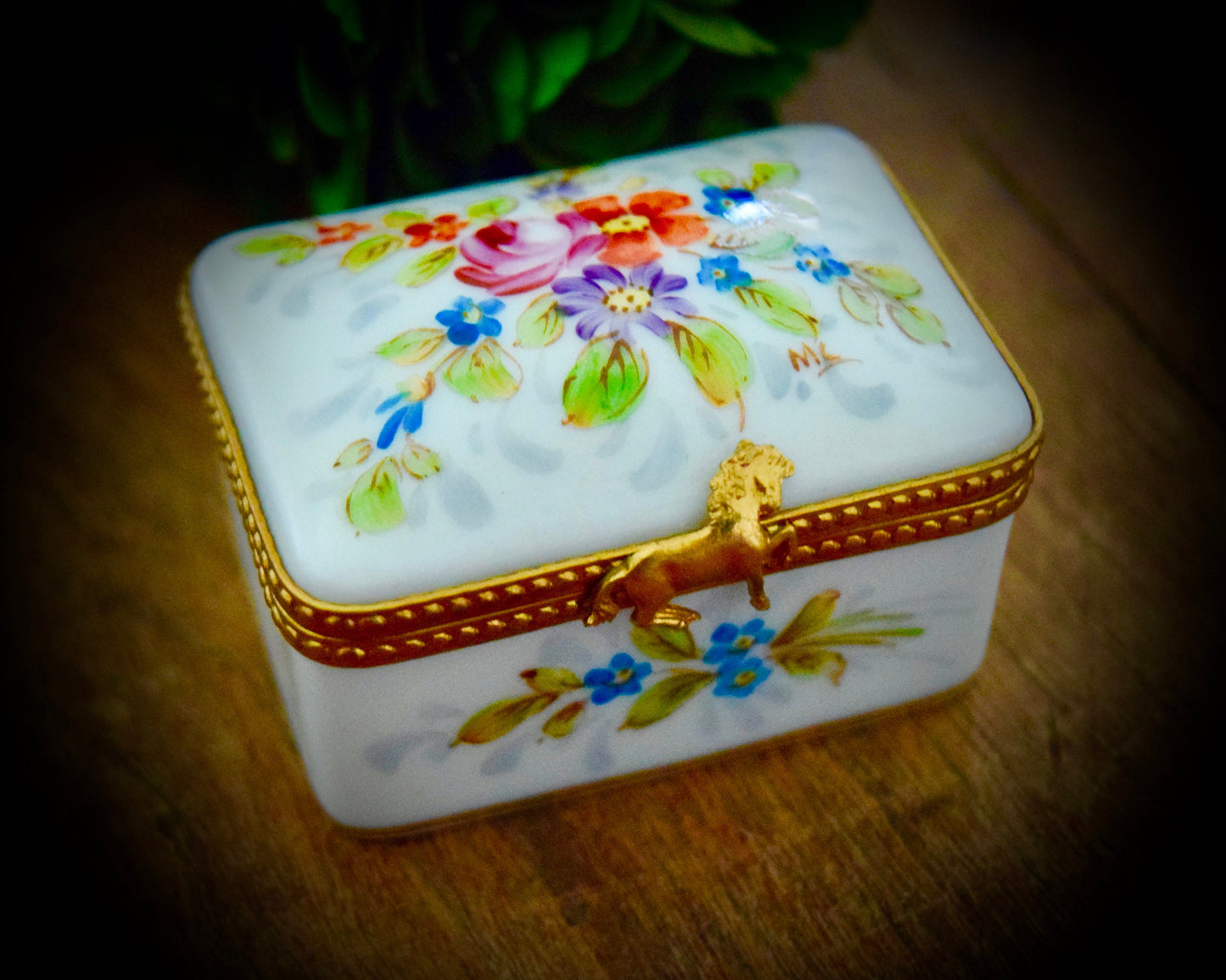 Vintage French Limoges Box with Flowers and a Horse Clasp               Sku: L316