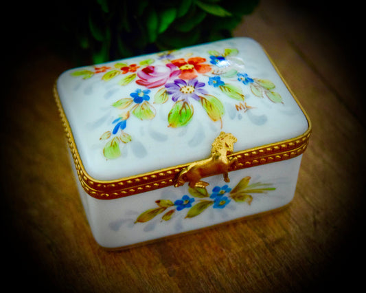 Vintage French Limoges Box with Flowers and a Horse Clasp               Sku: L316