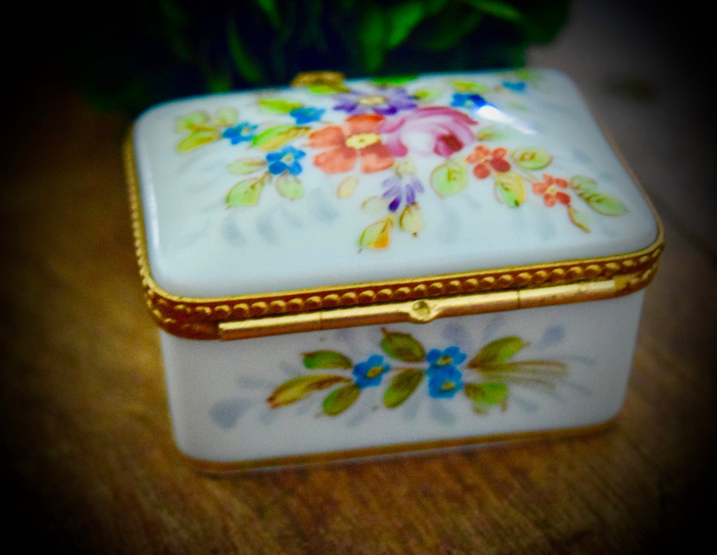 Vintage French Limoges Box with Flowers and a Horse Clasp               Sku: L316