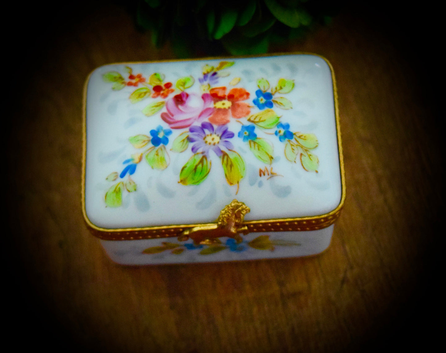 Vintage French Limoges Box with Flowers and a Horse Clasp               Sku: L316