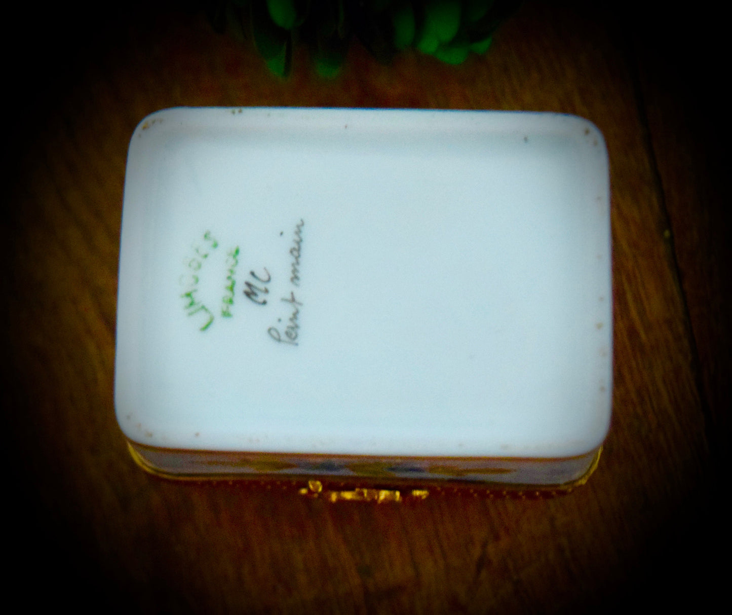 Vintage French Limoges Box with Flowers and a Horse Clasp               Sku: L316