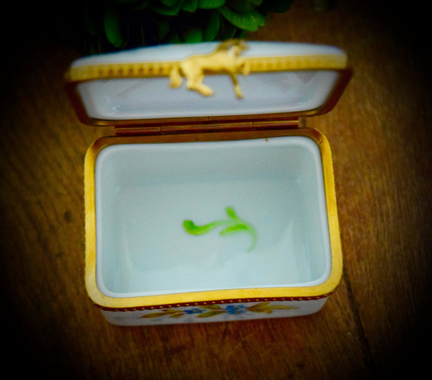 Vintage French Limoges Box with Flowers and a Horse Clasp               Sku: L316