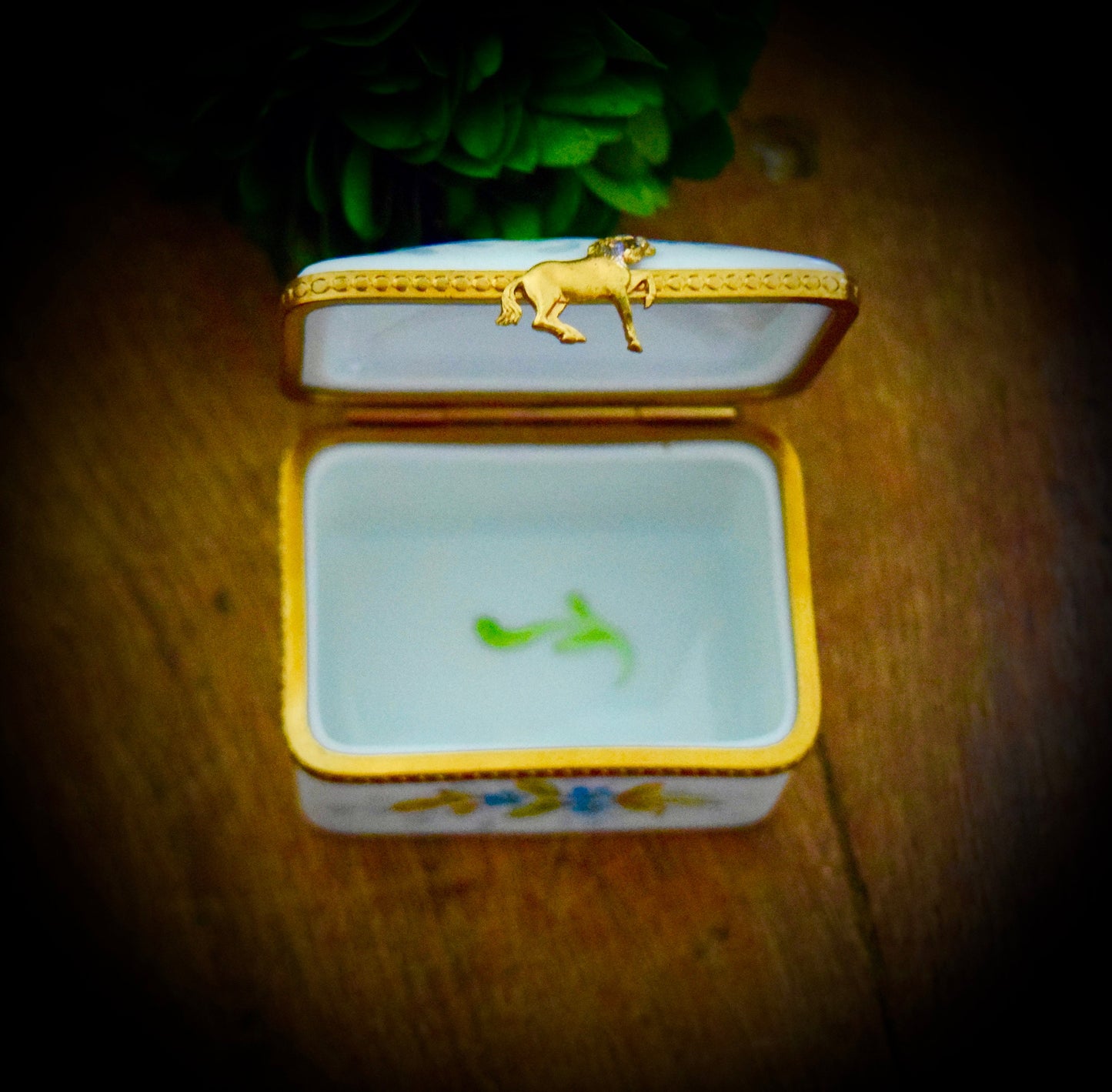 Vintage French Limoges Box with Flowers and a Horse Clasp               Sku: L316