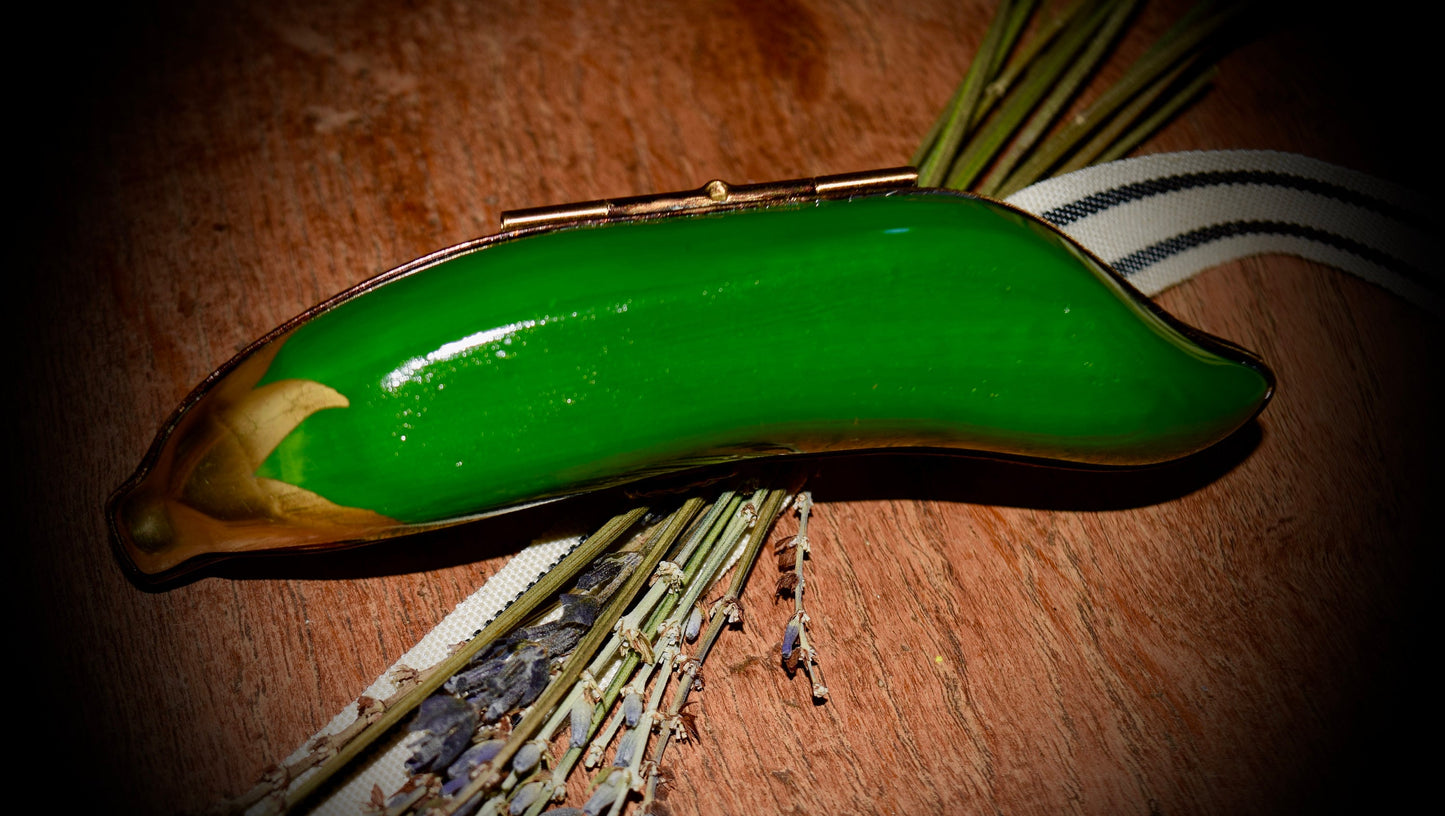 Vintage French Limoges Box of a Green Pea                Sku: L339