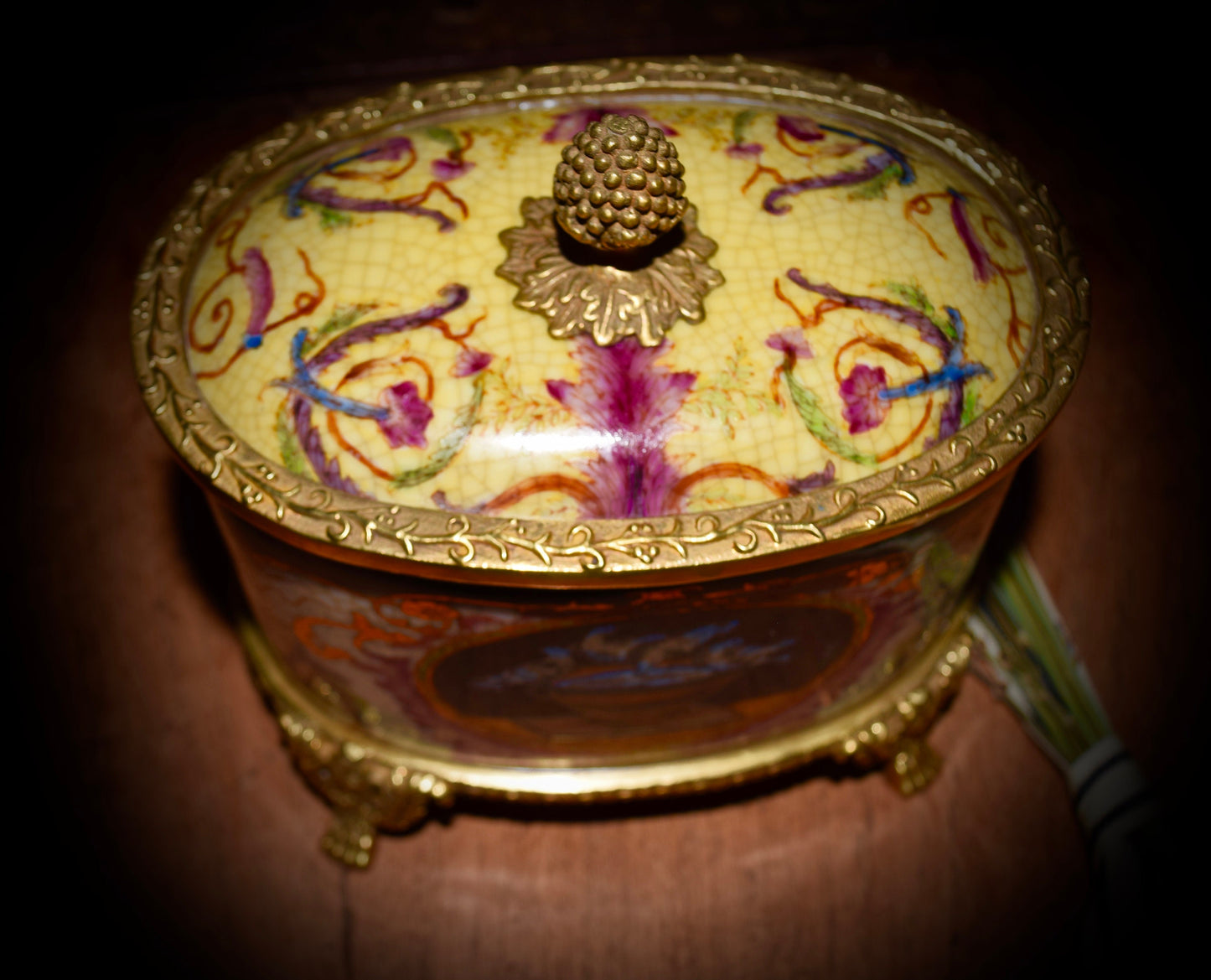 Beautiful Porcelain Casket Box                     Sku: C515