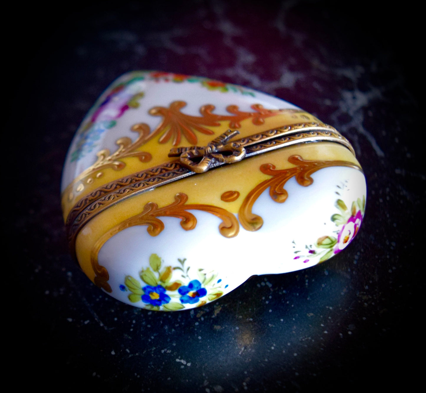 A Beautiful French Limoges Box Heart                    Sku: L319