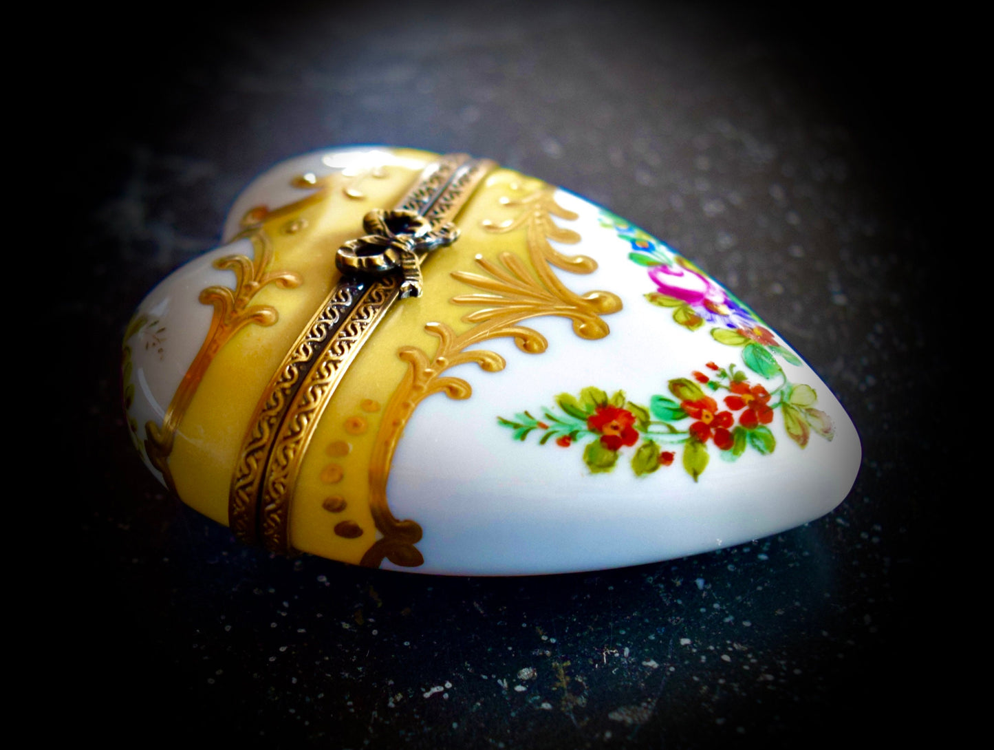 A Beautiful French Limoges Box Heart                    Sku: L319