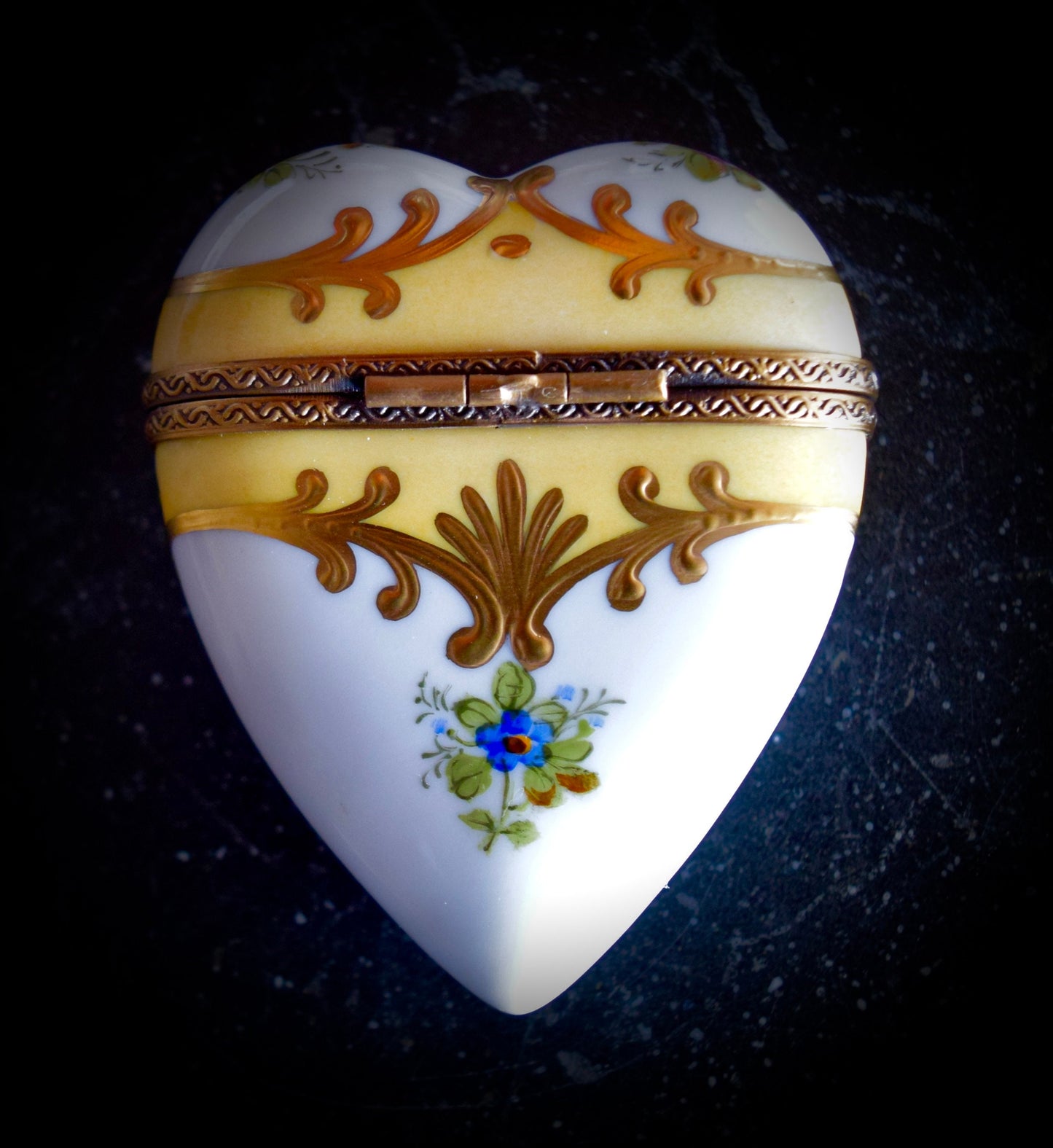 A Beautiful French Limoges Box Heart                    Sku: L319