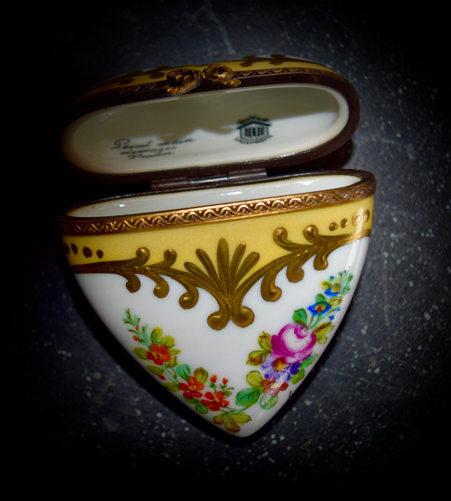 A Beautiful French Limoges Box Heart                    Sku: L319