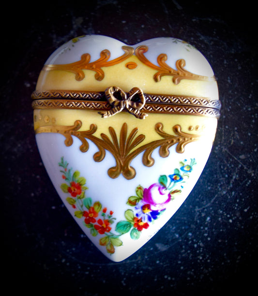 A Beautiful French Limoges Box Heart                    Sku: L319