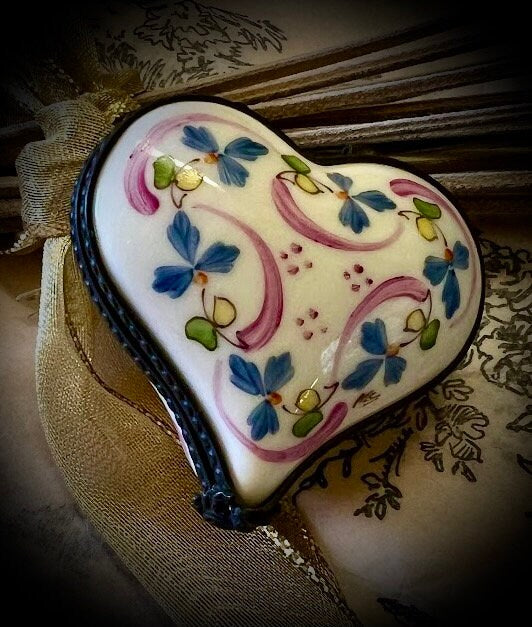 Vintage Heart French Limoges Box Signed              Sku: L332