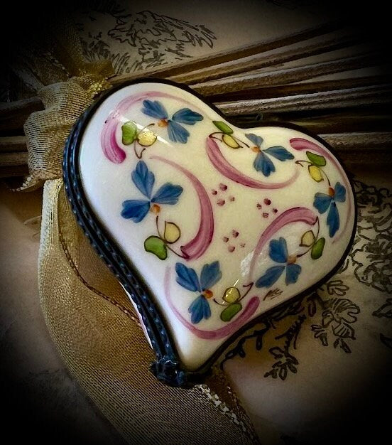 Vintage Heart French Limoges Box Signed              Sku: L332