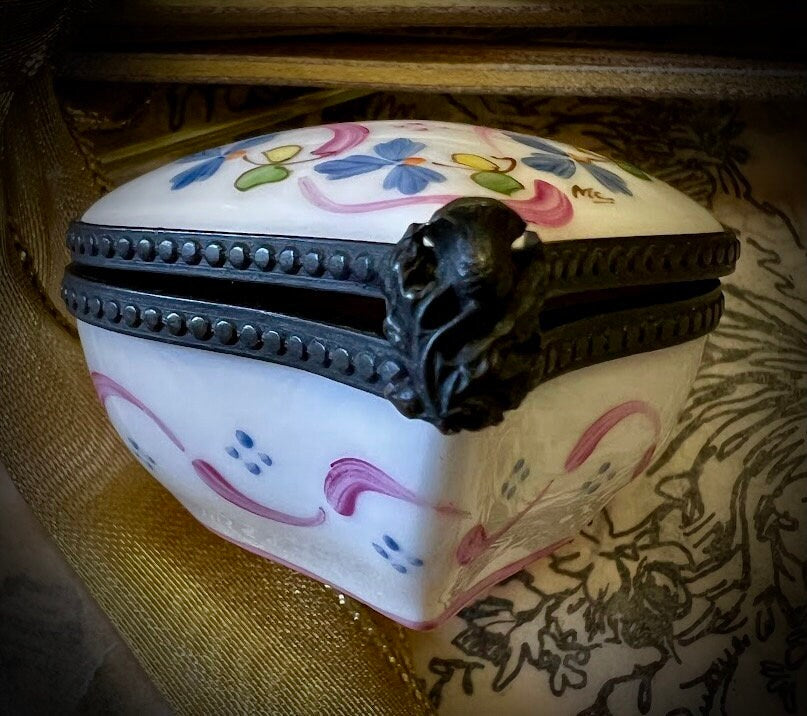 Vintage Heart French Limoges Box Signed              Sku: L332