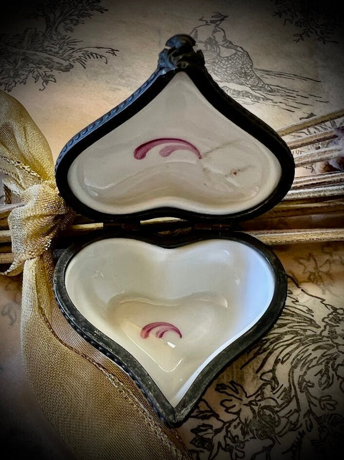 Vintage Heart French Limoges Box Signed              Sku: L332