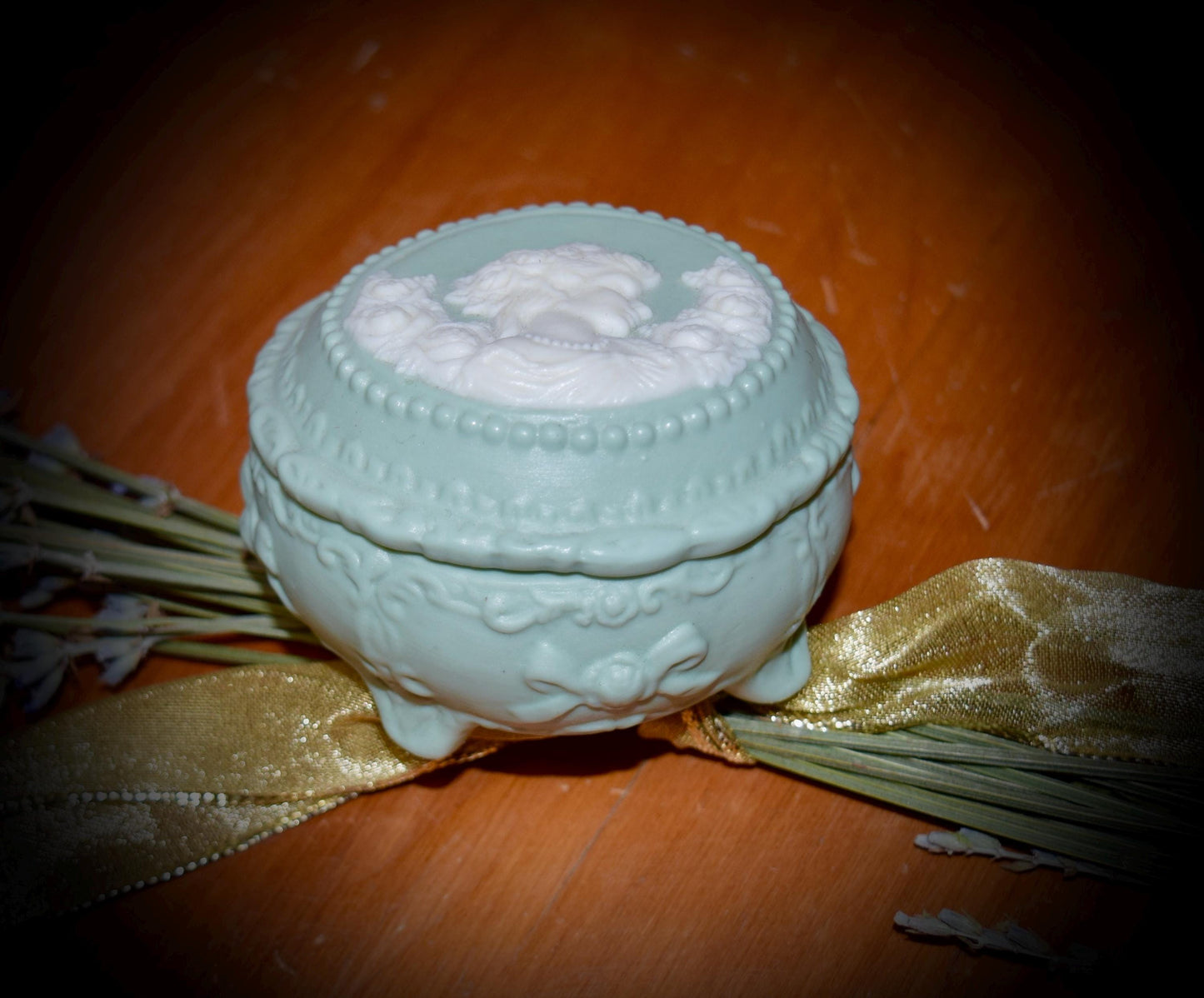 Vintage Wedgwood Cameo Vanity Trinket Box.       Sku: C296