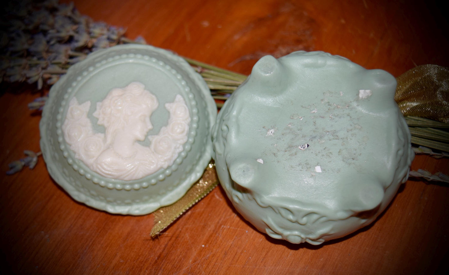 Vintage Wedgwood Cameo Vanity Trinket Box.       Sku: C296