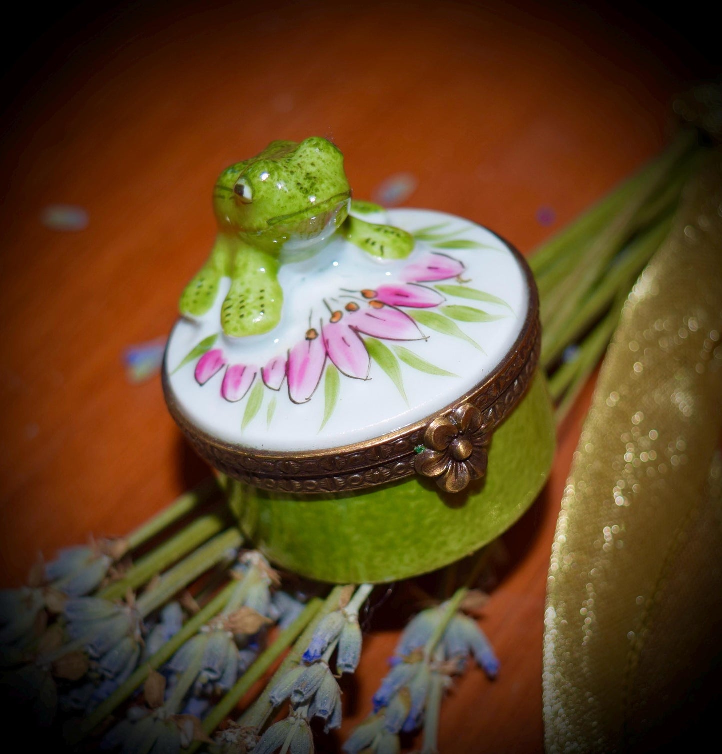 French Vintage Limoges Frog on Lily Pad          Sku: L354