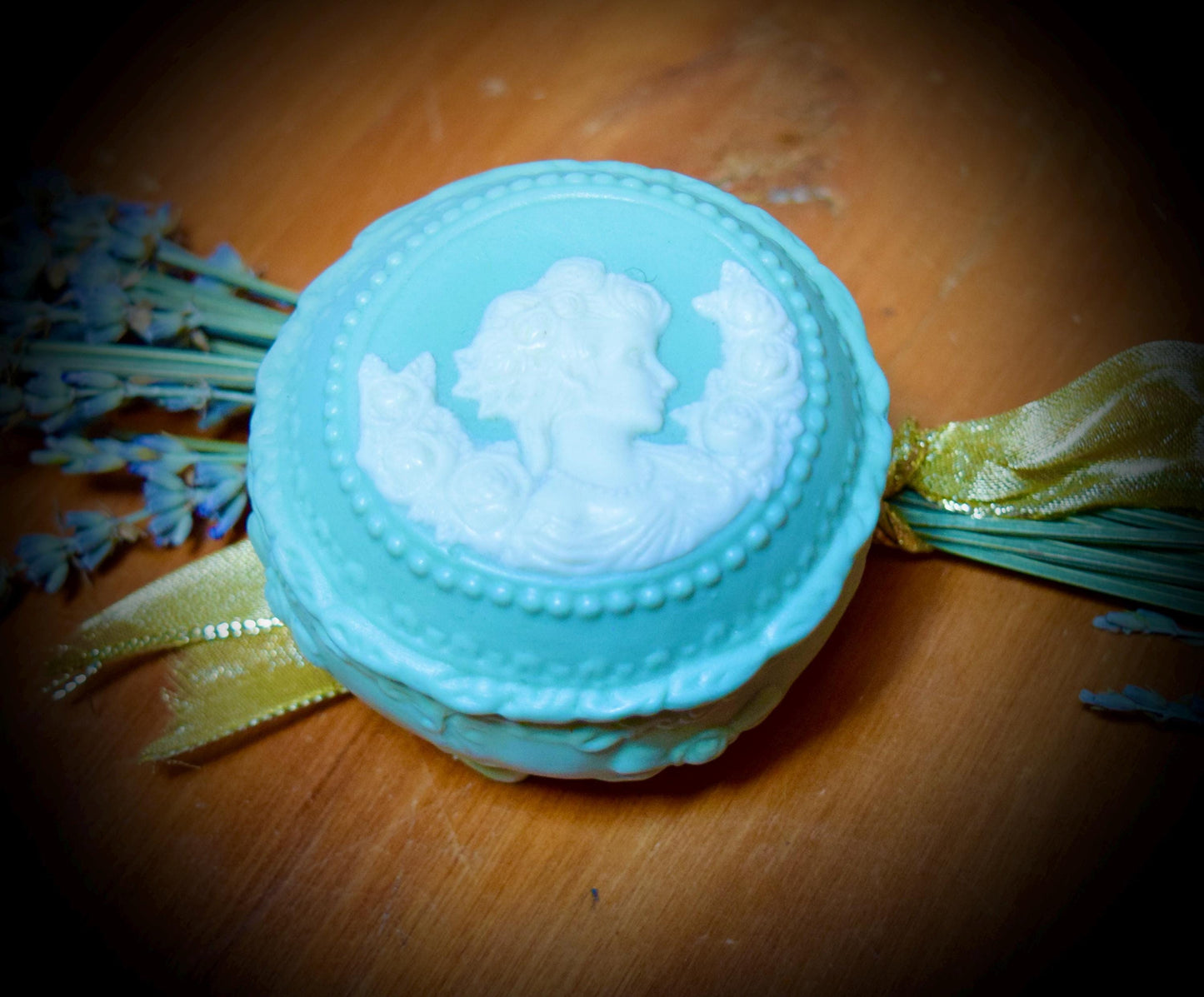 Vintage Wedgwood Cameo Vanity Trinket Box.       Sku: C296