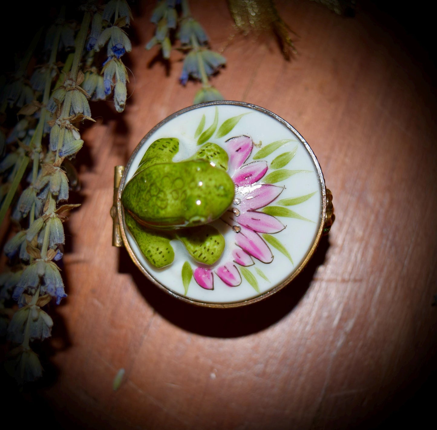 French Vintage Limoges Frog on Lily Pad          Sku: L354