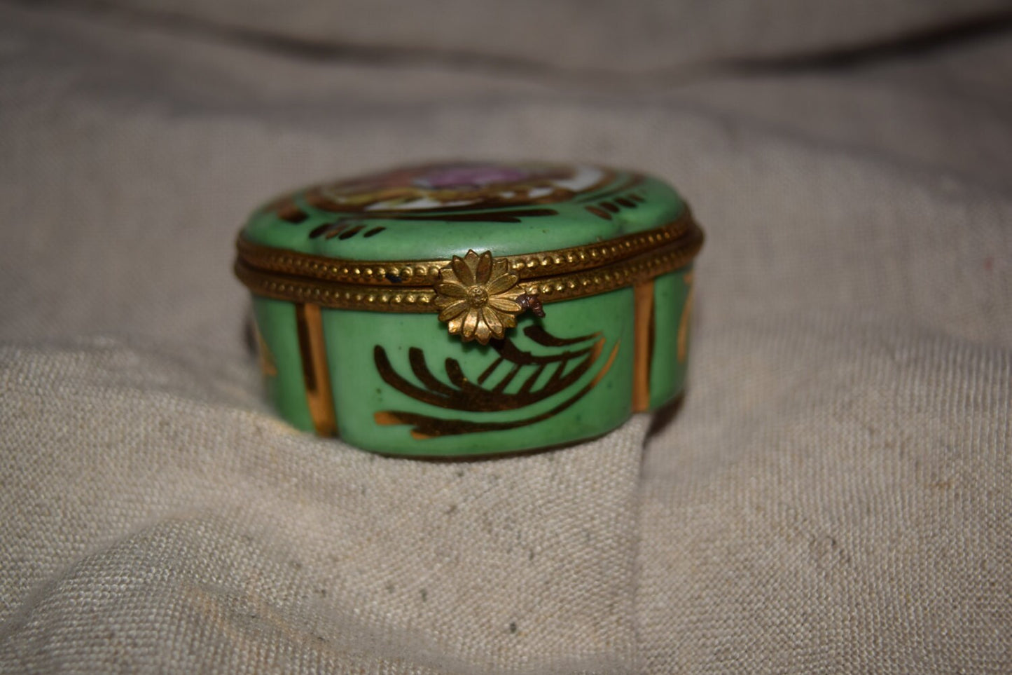 Vintage Limoges Box from France    Sku: L088