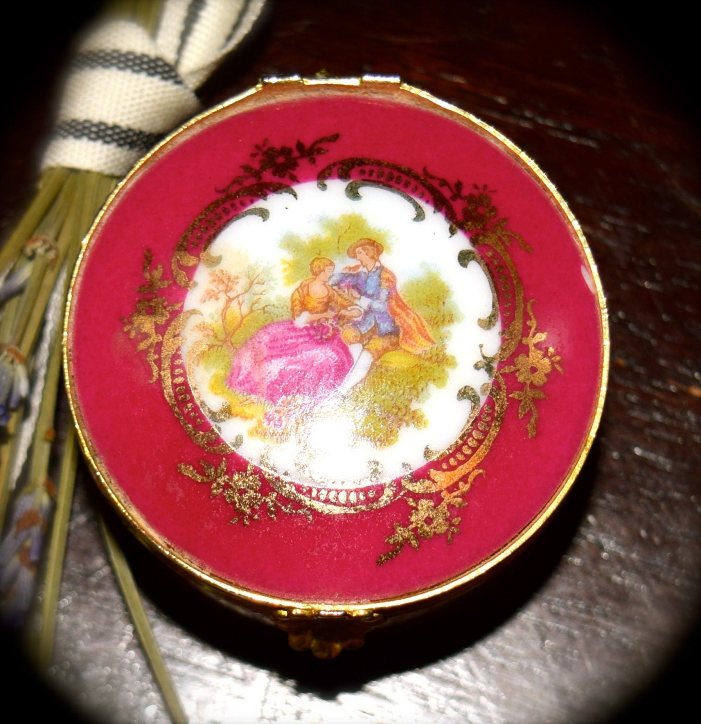 Vintage Limoges Porcelain Victorian Style Trinket Box   Sku: L089